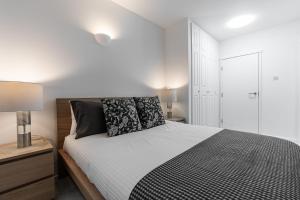 Luxury 2BR 2BA Apartment by Harrods