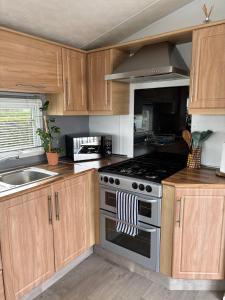 Stylish Family Friendly 3-Bed Caravan Escape at Seven Bays Park