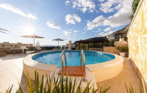 Amazing Home In Makarska 