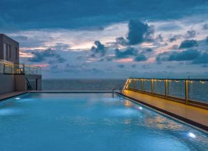 Somerset Beach front By ocean Breeze apartments,