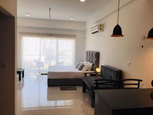 Somerset Beach front By ocean Breeze apartments,