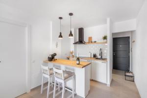 1BDR Studio 150m from Sea with Workspace