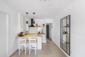 1BDR Studio 150m from Sea with Workspace