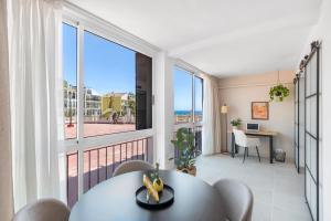 1BDR Studio 150m from Sea with Workspace