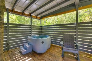Cozy Couples Retreat on Pickwick Lake with Hot Tub