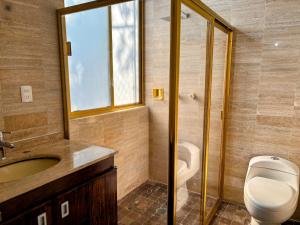 Espectacular casa con jardín y alberca privada