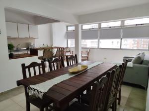 Departamento sobre la costanera