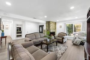 Spacious 4BR Retreat in Pomona with Sauna and Hot Tub