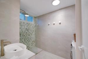 Beachfront Freshly Renovated 2 BR Walk to Surf & Dining