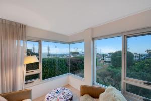 Beachfront Freshly Renovated 2 BR Walk to Surf & Dining