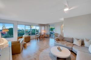 Beachfront Freshly Renovated 2 BR Walk to Surf & Dining