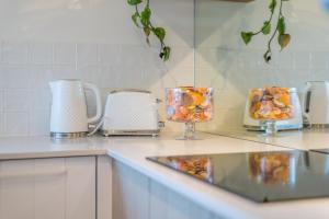 Beachfront Freshly Renovated 2 BR Walk to Surf & Dining