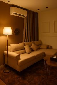 شقة أنيقة غرفة وصالة بأثاث فندقي