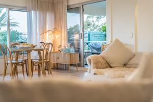 Beachfront Freshly Renovated 2 BR Walk to Surf & Dining