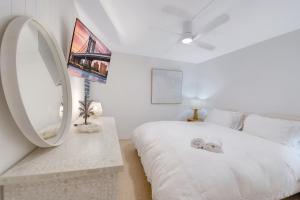 Beachfront Freshly Renovated 2 BR Walk to Surf & Dining