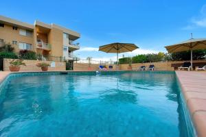 Beachfront Freshly Renovated 2 BR Walk to Surf & Dining