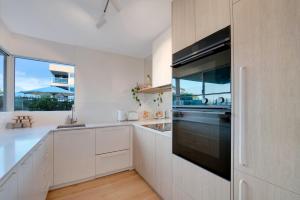 Beachfront Freshly Renovated 2 BR Walk to Surf & Dining