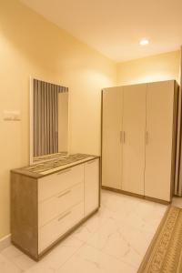 شقة أنيقة غرفتين وصالة بأثاث فندقي