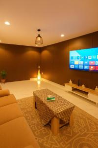 شقة أنيقة غرفتين وصالة بأثاث فندقي