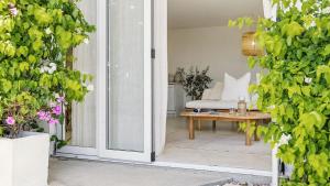 THE Yamba Studio - Pilot Hill Retreat with Iconic Lighthouse Views - Holiday Yamba