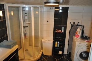 FREDNES COSY RETREAT - Everything within short walking distance to city centre - Free private parking and free internet