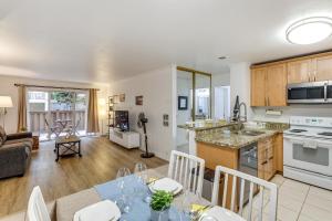 1 Mi to PB Boardwalk Condo with Community Perks