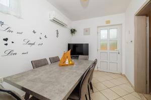 Apartments and rooms with parking space Senj - 5569