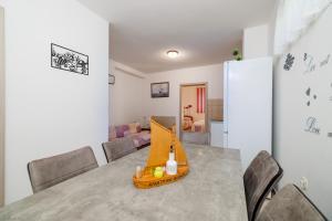Apartments and rooms with parking space Senj - 5569