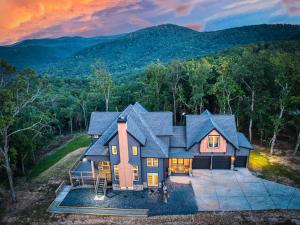 Pet Friendly Mountaintop 4-5 Bdrms Sleeps 12 -18