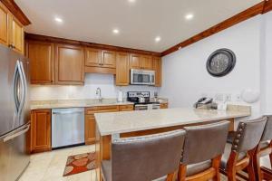 Luxury Ski In, Ski Out 1 Bedroom Mountain Residence In The Heart Of Lionshead Village With Heated Slope Side Pool And Hot Tub