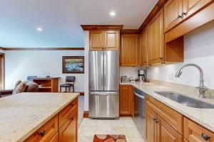 Luxury Ski In, Ski Out 1 Bedroom Mountain Residence In The Heart Of Lionshead Village With Heated Slope Side Pool And Hot Tub