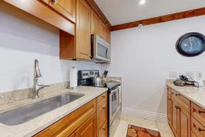 Luxury Ski In, Ski Out 1 Bedroom Mountain Residence In The Heart Of Lionshead Village With Heated Slope Side Pool And Hot Tub