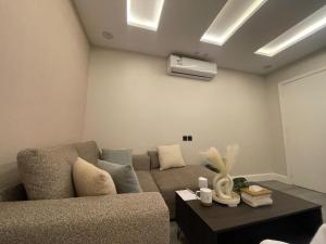 استديو مودرن بدخول ذاتي قرب البوليفارد