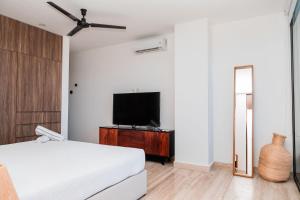 Amira Residence, Private Pool Facing the Park