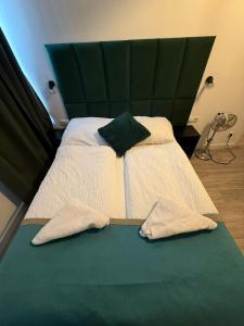 Near Westbahnhof Station Simple 2BR & 1LR Apt