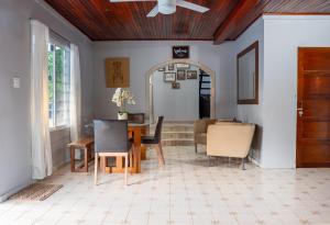 Compound sleeps 20, bedrooms with AC, Gated Parking and hot baths