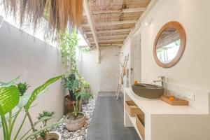 Tropical 4BR Villa in Quiet Babakan Near Berawa