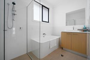 5BR 2story house, free parking, close to parks, golf course, supermarkets, & transport