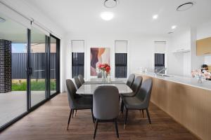 5BR 2story house, free parking, close to parks, golf course, supermarkets, & transport