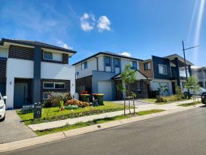 5BR 2story house, free parking, close to parks, golf course, supermarkets, & transport