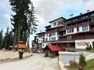 Апартаменты Гранд Ризорт с камином и видом на лес