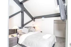 New Apartment - Sleeps 4 - Parking - City Centre