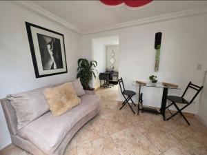 aparta-estudio cerca estación metro poblado