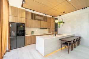 LegKo Villa - Group Getaway with Pools, BBQ Area & Garden