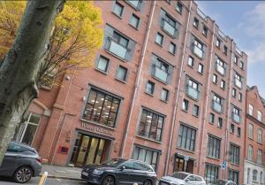 New 4 stars Large prime city center 2 bed 2 bath duplex apartment with free secure parking