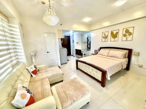 Chic Unit with Balcony - Free wifi & netflix across Naia Terminal 3 Airport