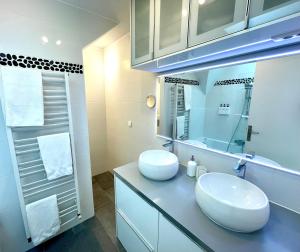 Ideally located , Eiffel Tower view