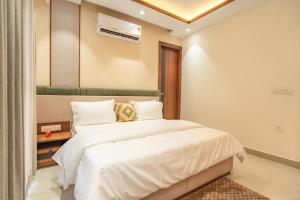 Artura 3BHK Smart Floor, Mussoorie View, covered parking - HnH Stays