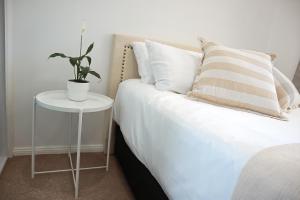 Sunlit Double room with shared bathoom