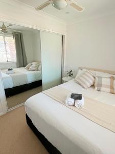 Sunlit Double room with shared bathoom